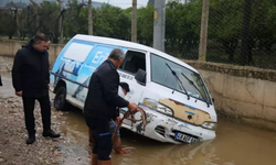 Bodrum'da sel vurdu: Sokaklar göle döndü, sürücüler mahsur kaldı