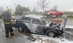 Manavgat’ta park halindeki otomobil yanarak kül oldu