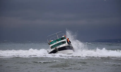 Tekirdağ'da tekne, fırtına yüzünden karaya oturdu!