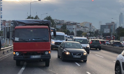 Anadolu Caddesi'nde araç arıza yaptı, trafik yoğunluğu arttı