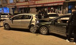 Adana’da trafik kazası: Kontrolden çıkan otomobil 5 araca çarptı, 3 yaralı