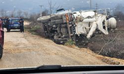 Bursa İnegöl'de beton mikseri devrildi