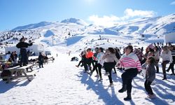 Denizli Kayak Merkezi'nde renkli zumba etkinliği