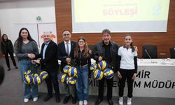 İzmir’de spora ilgi artıyor: Öğrencilere 750 voleybol topu dağıtıldı