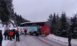 Kartalkaya yolunda kontrolden çıkan otobüs yan döndü