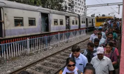 Paniğe kapılıp raylara inen yolculara tren çarptı: 11 ölü