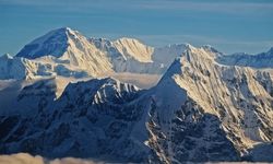 Türk yönetmen Everest’i uçakla görüntüledi