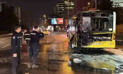 İstanbul'da seyir halindeki İETT otobüsü alevlere teslim oldu!