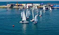 Yelken açtılar, sörfle tanıştılar: İzmir'de 23 Nisan Su Sporları Şenliği