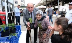 Manisa'da Anneler Günü’nde binlerce çiçek dağıtıldı