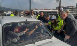 Trafik kontrolü bugün daha tatlı! Menemen’de denetimde sürücülere çilek ikramı