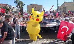 'Pikachu' bu kez İzmir mitinginde!
