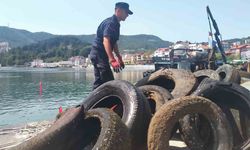 Amasra’da dalgıçlar limandaki çöpleri temizledi