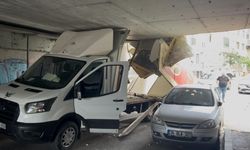 Bayrampaşa’da kamyonet alt geçide sıkıştı