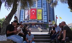 Buca ve Karabağlar Belediyelerinde maaş krizi: İşçiler eyleme başladı