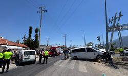 Fethiye’de iki araç çarpıştı: 11 kişi yaralandı