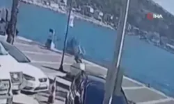 İzmir’de motosiklet sürücüsünün denize uçtuğu anlar kamerada