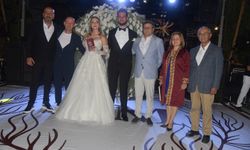 Lisede Başlayan Aşk Balçova’daki Düğünle Taçlandı