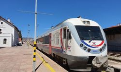 İzmir-Uşak treni Manisa’da arızalandı: Yolcular saatlerce peronda bekledi