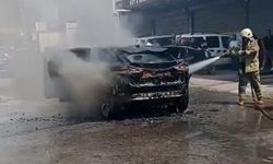 İzmir’de park halindeki Jaguar alev aldı