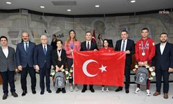 Balıkesir Büyükşehir Belediye Başkanı Akın, milli sporcuları ağırladı