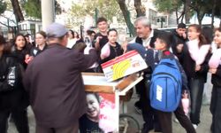 Burhaniyeli yurttaş, ölen kardeşi hayrına okul önünde pamuk şekeri dağıttı