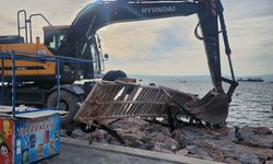 İzmir Karşıyaka’da kaçak iskeleler yıkılıyor