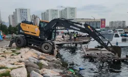 Karşıyaka sahilindeki kaçak platformlara yıkım