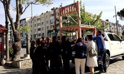 Muğla’da 25 Kasım için farkındalık oluşturulması amacıyla meydanlara zincirli sandalye yerleştirildi