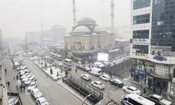 Yüksekova, mevsimin ilk karıyla beyaza büründü