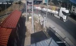 İzmir’de feci kaza: Tıra adeta ok gibi saplandı