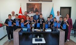 Türkiye üçüncüsü halk oyunları ekibinden Başkan Acar’a ziyaret