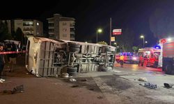 İzmir’de servis otobüsü ile otomobil çarpıştı: 4 yaralı
