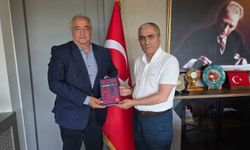 Başkan Öztürk’ten Kaymakam Güney’e "Helvacı Kilimi" kitabı takdimi