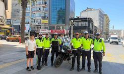 İzmir’in efsane trafik polisi emekli oldu: Son anonsunda elleri titredi