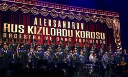 Hayko Cepkin Kızılordu Korosu ile sahne aldı
