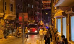 Beyoğlu'nda duvar çöktü 5 katlı bina tahliye edildi
