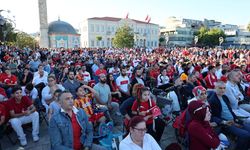 İzmir'de milli heyecan: Türkiye-Avustralya maçı dev ekranlardan izlendi