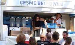 Çeşme’de aşure lokması vatandaşlarla paylaşıldı