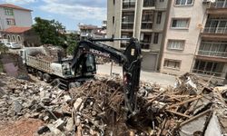 Konak’ta metruk bina yıkımları hız kesmeden sürüyor