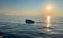 Çeşme’de hareketli lastik bottaki 20 düzensiz göçmen yakalandı