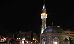 İzmir’de tüm camilerden aynı anda sela sesi yükseldi
