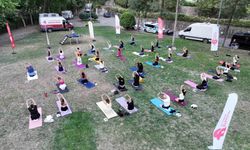 Efeler’de açık hava yoga etkinliği yoğun ilgi gördü