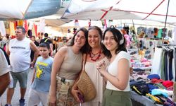 Başkan Lâl Denizli Alaçatı pazarında esnaf ve vatandaşlarla buluştu