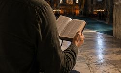 Ayasofya’da yüksek sesle İncil okuyan turistler gözaltında