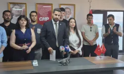 CHP’li gençlerden Nalbantoğlu’na dinozor göndermesi