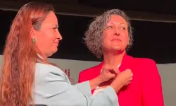 Özgür Özel'in eşi Didem Özel, YENİ Parti rozetini taktı