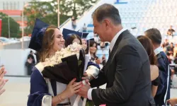 Sahnede duygulandıran an! Tugay çiftinden mezuniyet gururu