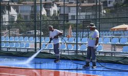Kuşadası’nda tenis kortları baştan aşağı temizlendi