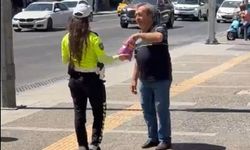 İzmir’de trafik polisi Mevlit Kandili’nde çikolata dağıttı